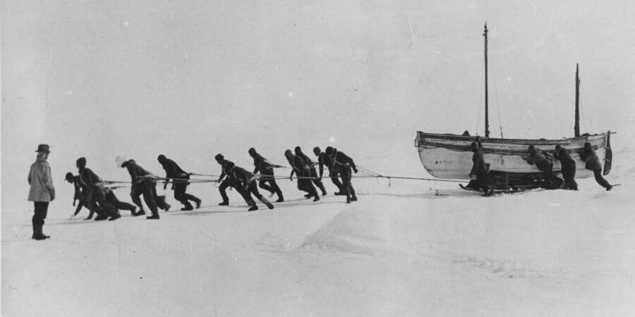 endurance-crew-pulling-caird